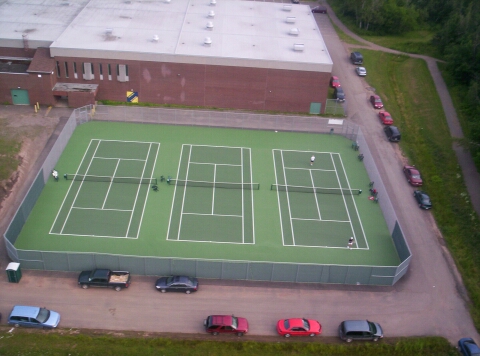 Terrain de tennis derrire la polyvalente Mathieu-Martin